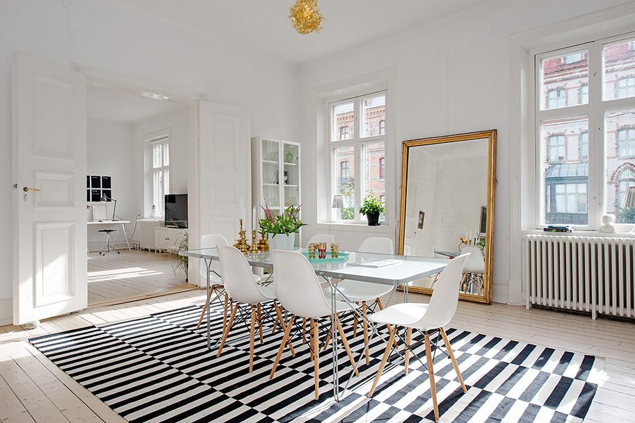 Mesa de comedor con sillas Eames