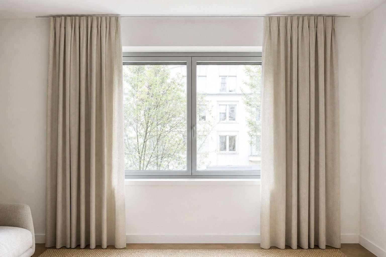Detalle de un riel de techo que deja las cortinas nórdicas fuera del cristal